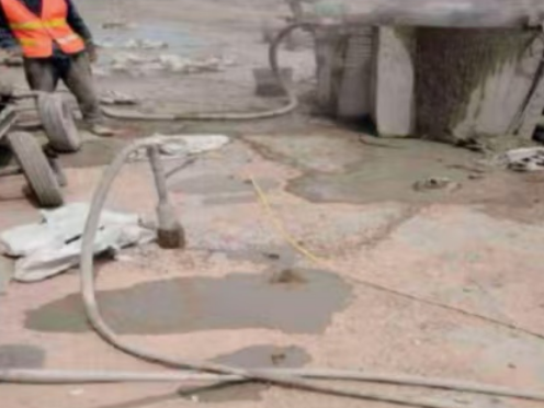 板桥镇水泥混凝土路面板底注浆技术 路面脱空注浆整治方案