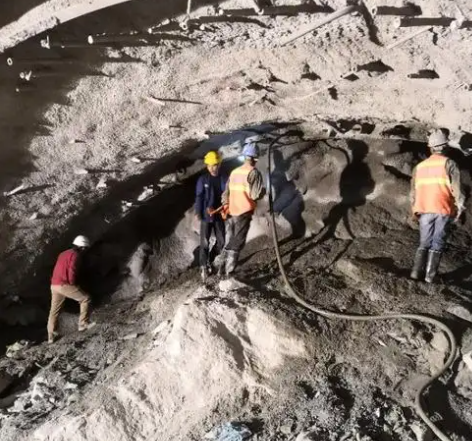 板桥镇拱顶带模注浆料的施工流程及注意事项